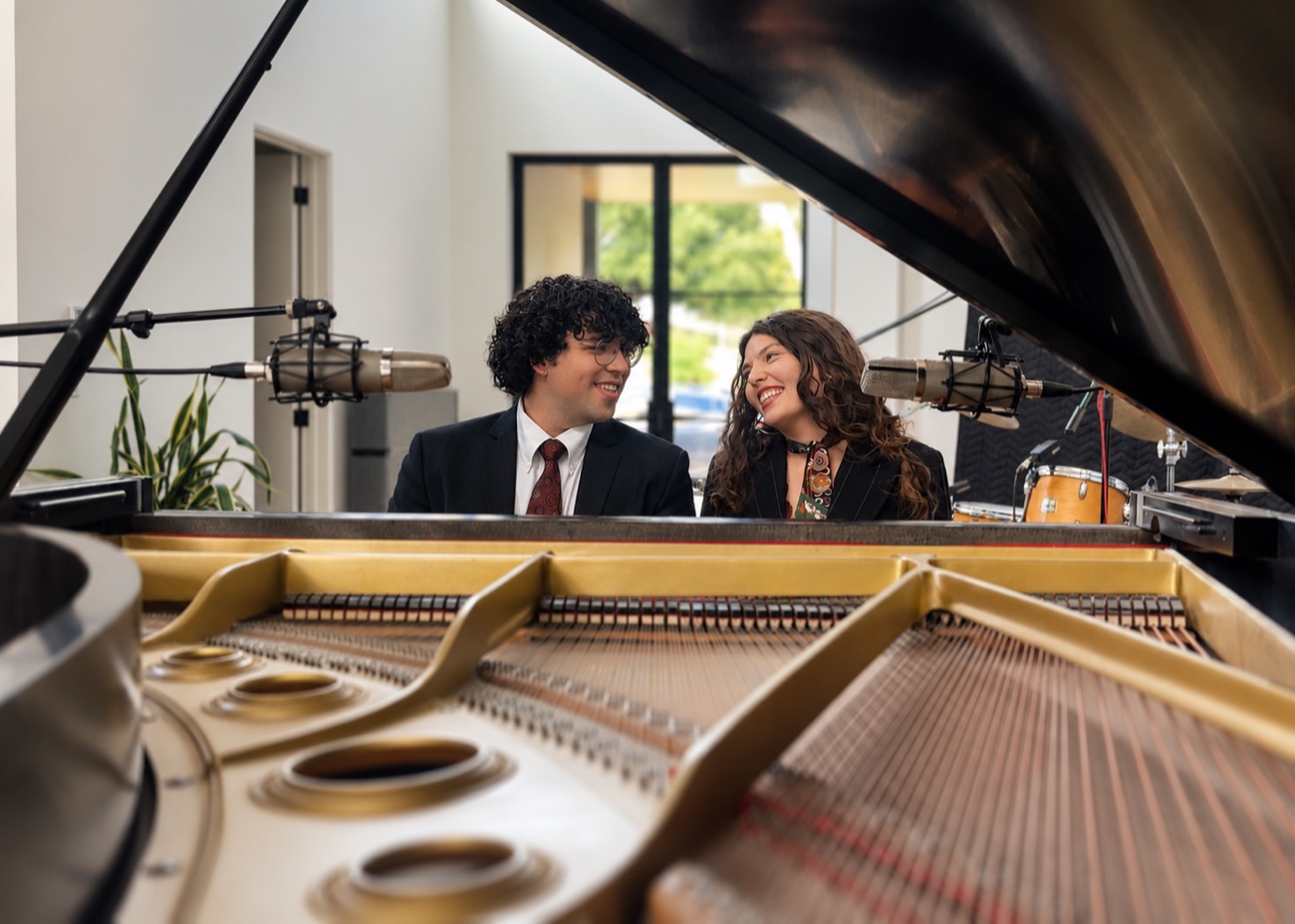 Nico Jones and Carmen Thomassiny at the grand piano, framed through the open lid